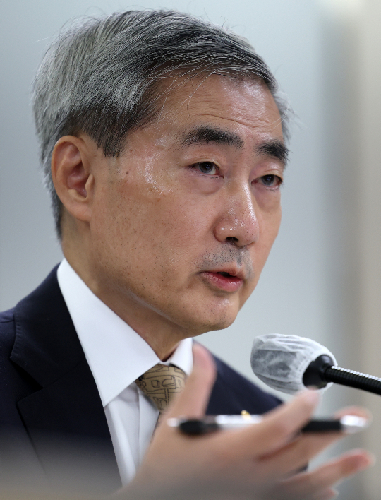 [서울=뉴시스] 조성우 기자 = 신현송 한국은행 총재가 12일 서울 중구 한국은행에서 열린 국회 재정경제기획위원회 국정감사에서 의원 질의에 답변하고 있다. 2026.10.12. xconfind@newsis.com /사진=조성우
