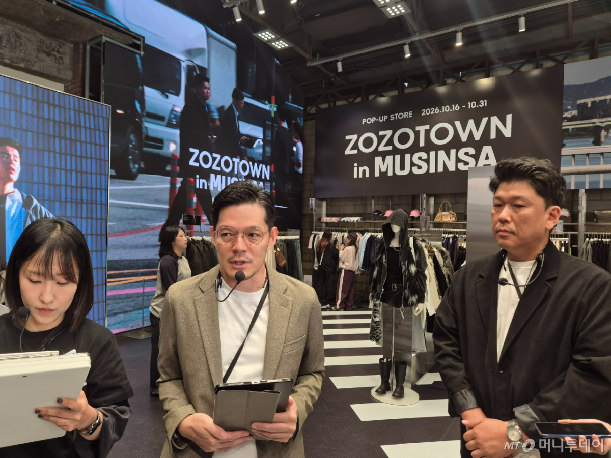 The popup 'ZOZOTOWN in Musinsa' held on the 16th at the Musinsa store in Seongsu-dong, Seongdong-gu, Seoul. From center: Takao Yamasaki, head of business at ZOZOTOWN; Park Jun-young, head of global business at Musinsa. /Photo=Reporter Yoo Ye-rim