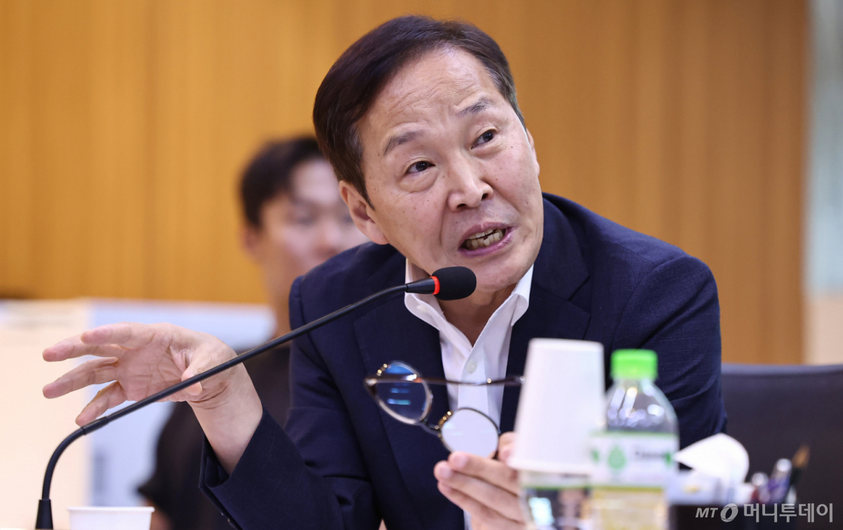 김기웅 의원이 지난해 10월 22일(현지시간) 캄보디아 프놈펜 주캄보디아 한국 대사관에서 열린 외교통일위원회 주캄보디아대사관·주베트남대사관·주태국대사관·주라오스대사관에 대한 국정감사에서 질의를 하고 있다./사진=뉴스1