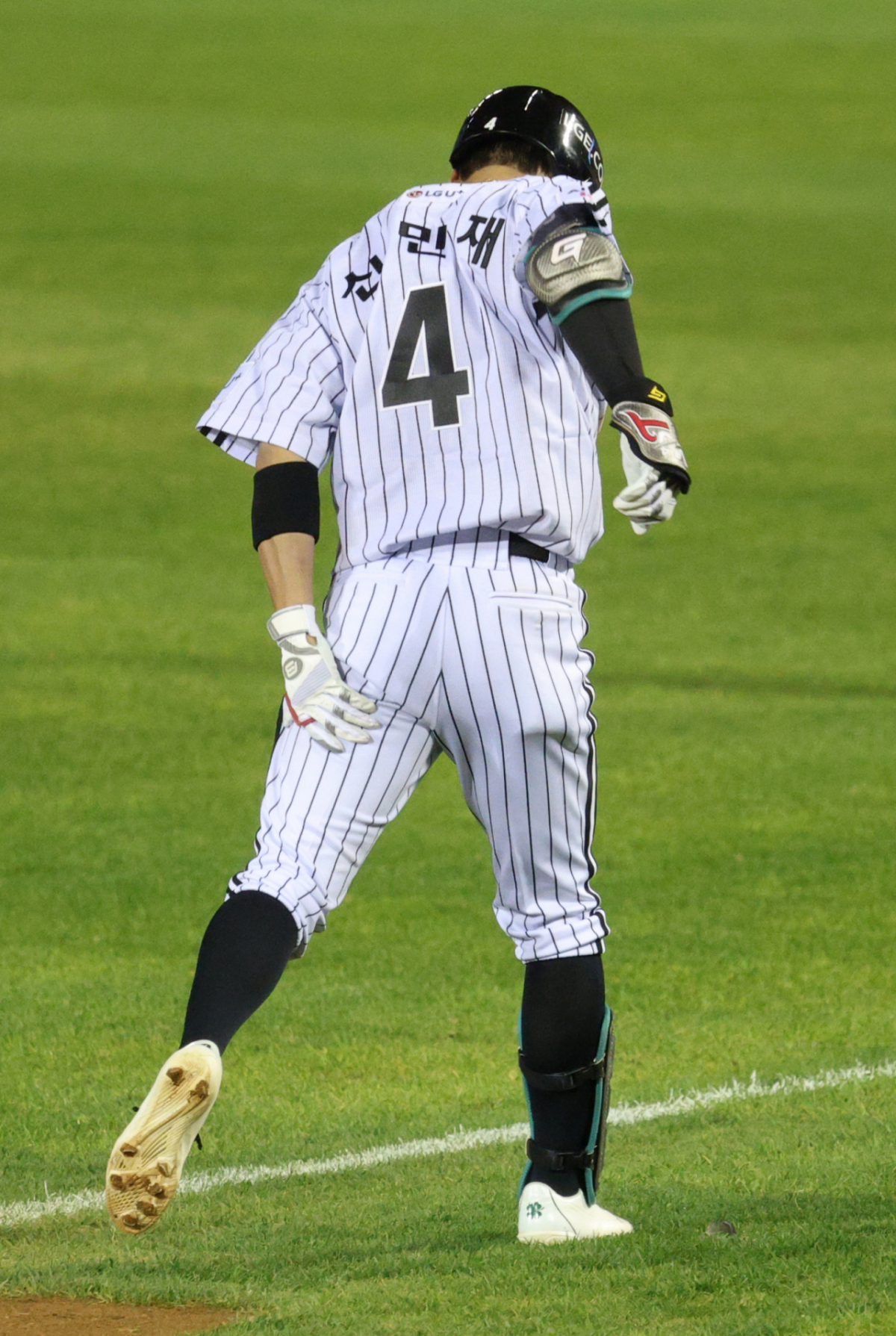 2026 신한 SOL KBO리그 와일드카드(WC) 결정전 LG 대 두산전이 14일 서울 잠실야구장에서 열렸다.  LG 신민재가 8회말 1사 1,3루에서 1타점 번트로 출루하며 허벅지 근육을 만지고 있다. /사진=김진경 대기자