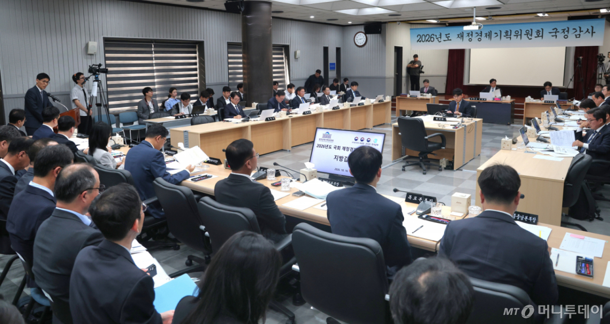 (전주=뉴스1) 유경석 기자 = 김경욱 한국은행 전북본부장이 16일 전북 전주시 한국은행 전북본부에서 열린 재정경제기획위원회 국정감사에서 업무보고를 하고 있다. 2026.10.16/뉴스1 Copyright © 뉴스1. All rights reserved. 무단 전재 및 재배포, AI학습 이용 금지. /사진=(전주=뉴스1) 유경석 기자