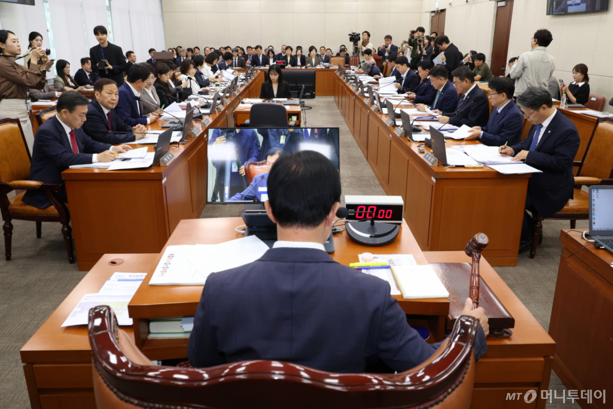 7일 서울 여의도 국회에서 열린 보건복지위원회의 보건복지부와 질병관리청에 대한 국정감사에서 이만희 위원장이 국정감사 시작을 알리며 의사봉을 두드리고 있다./사진=뉴시스