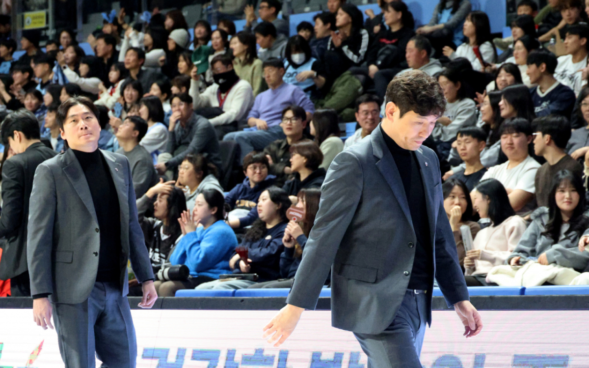 모비스 양동근 감독이 27일 고양소노아레나에서 열린 2025-2026 LG전자 프로농구 고양소노와 울산모비스 경기에서 2쿼터 큰점수차로 뒤진채 퇴장하고 있다. 2026. 01.27. /사진=강영조 cameratalks@