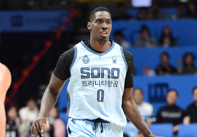 드리블을 하고 있는 오브라이언트. /사진=KBL
