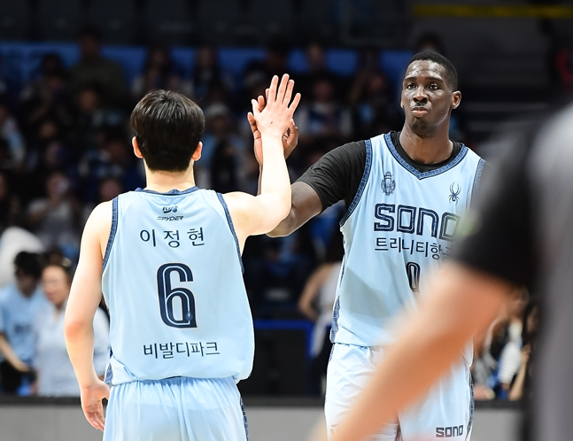 이정현(왼쪽)과 오브라이언트. /사진=KBL