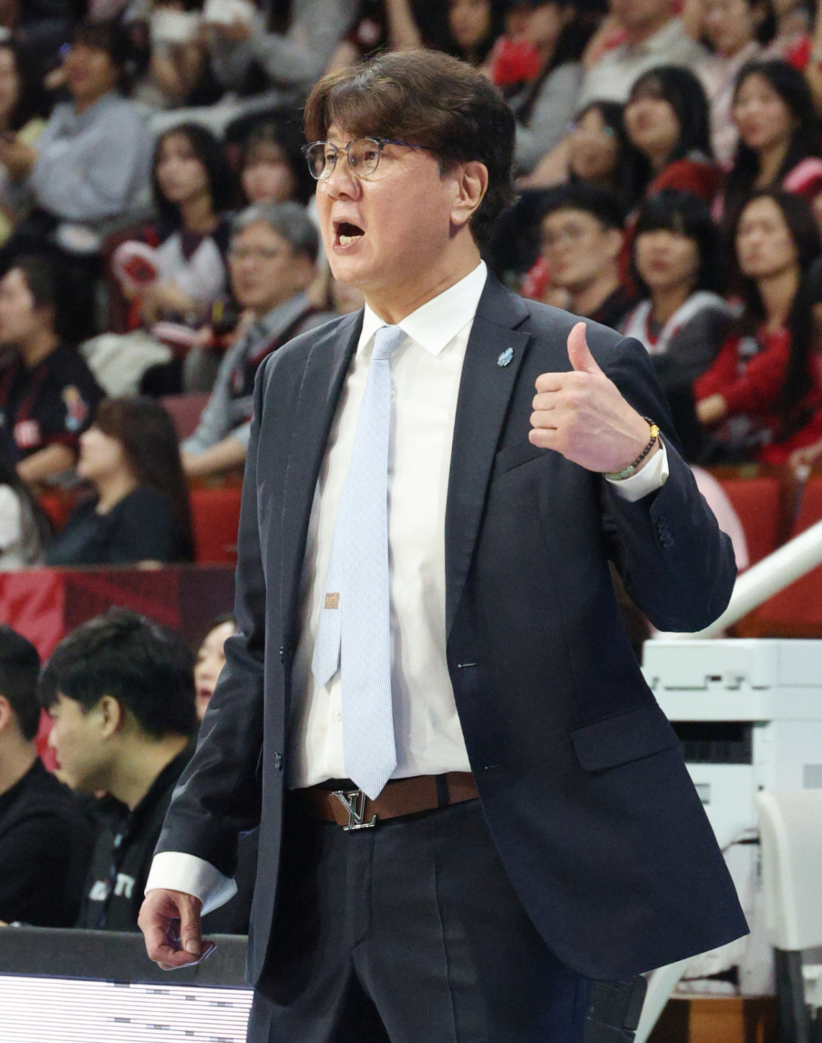 2026-2027 KCC 프로농구 안양 정관장 대 고양 소노 경기가 13일 경기도 안양 정관장아레나에서 열렸다. 소노 손창환 감독이 작전 지시를 하고 있다. /사진=김진경 kim.jinkyung@