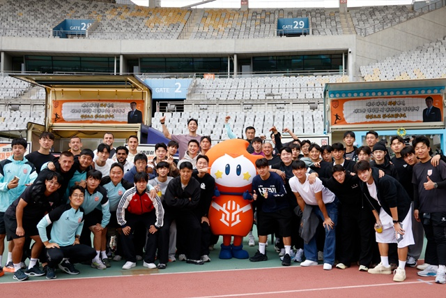 화성FC 기념샷. /사진=화성FC 제공