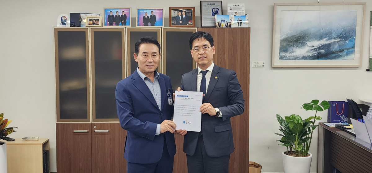 백영현 포천시장(왼쪽)이 김민재 행정안전부 차관에게 지역 현안사업의 정부 지원을 건의한 뒤 기념사진을 촬영하고 있다. /사진제공=포천시