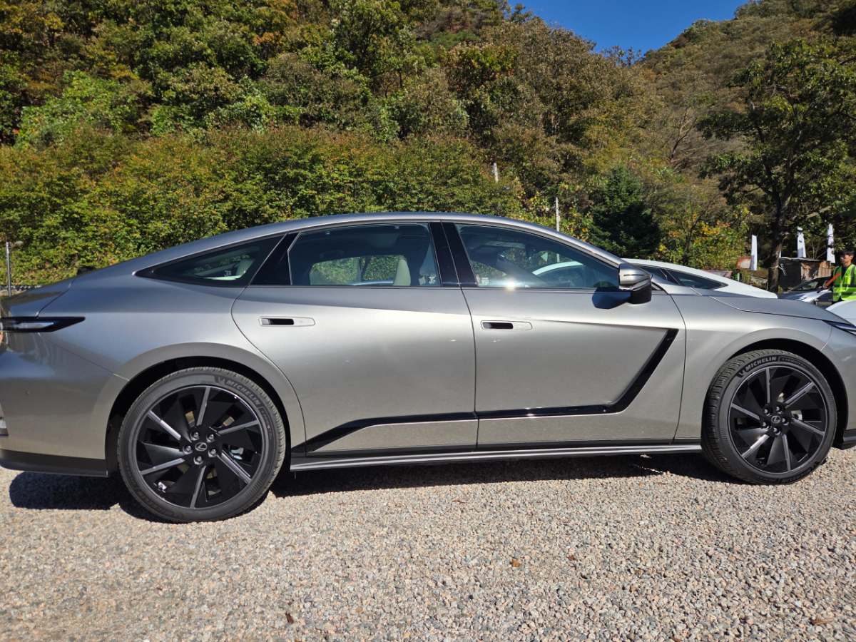 렉서스 올 뉴 ES 500e AWD/사진=유선일 기자
