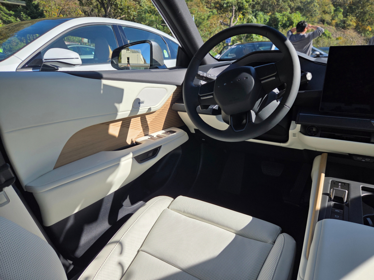 렉서스 올 뉴 ES 500e AWD/사진=유선일 기자