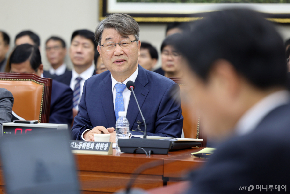 [서울=뉴시스] 최진석 기자 = 김지형 경제사회노동위원회 위원장이 16일 여의도 국회에서 열린 기후에너지환경노동위원회의 경사노위 등에 국정감사에 출석해 의원 질의에 답하고 있다. 2026.10.16. myjs@newsis.com /사진=최진석