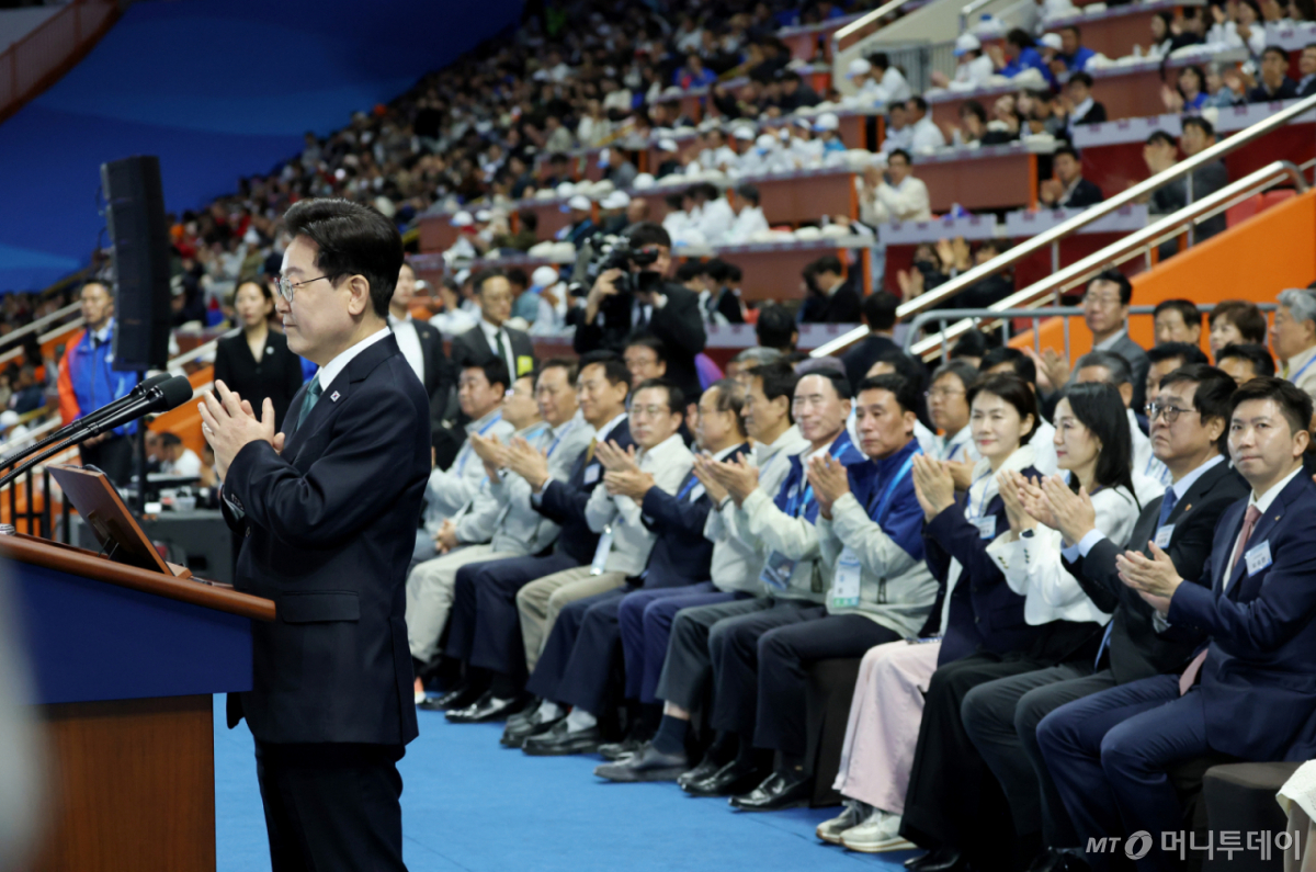 [제주=뉴시스] 김진아 기자 = 이재명 대통령이 16일 제주월드컵경기장에서 열린 제107회 전국체육대회 개회식에서 기념사를 하고 있다. (청와대통신사진기자단) 2026.10.16. bluesoda@newsis.com /사진=김진아