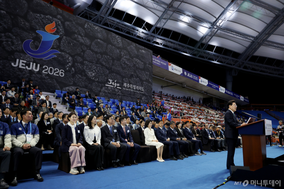 [제주=뉴시스] 김진아 기자 = 이재명 대통령이 16일 제주월드컵경기장에서 열린 제107회 전국체육대회 개회식에서 기념사를 하고 있다. (청와대통신사진기자단) 2026.10.16. bluesoda@newsis.com /사진=김진아