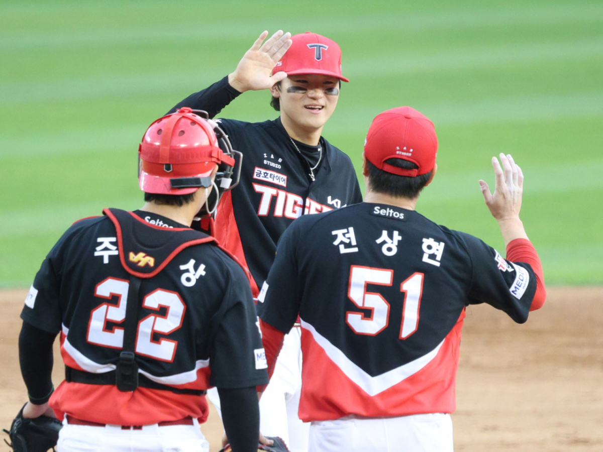 2026 신한 SOL KBO리그 LG 트윈스 대 KIA 타이거즈 경기가 4일 서울 잠실야구장에서 열렸다. KIA 전상현이 경기를 매조지한 후 김도영과 기뻐하고 있다. /사진=김진경 대기자
