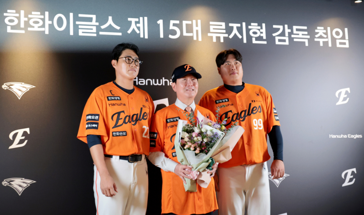 국가대표감독에서 한화이글스 새 수장이 된 류지현 감독이 16일 대전한화생명볼파크에서 열린 취임식에서 첫선을 보이고 있다.  선수대표로 나선 류현진과 채은성의 축하를 받는 류지현 감독,. 2026.10.16. /사진=강영조 cameratalks@