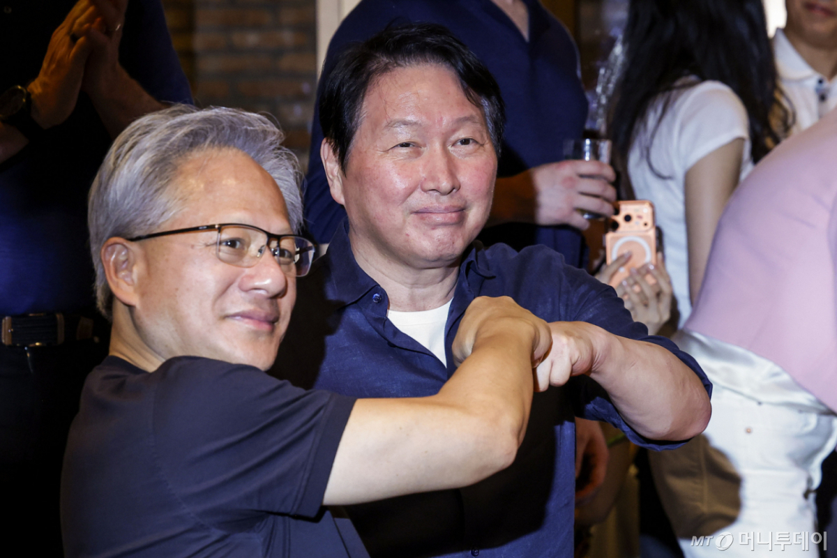 [서울=뉴시스] 정병혁 기자 = 젠슨 황 엔비디아 최고경영자(CEO)가 7일 서울 강남구 깐부치킨 삼성점에서 최태원 SK 회장과 치맥회동을 하고있다. 2026.06.07. jhope@newsis.com /사진=정병혁