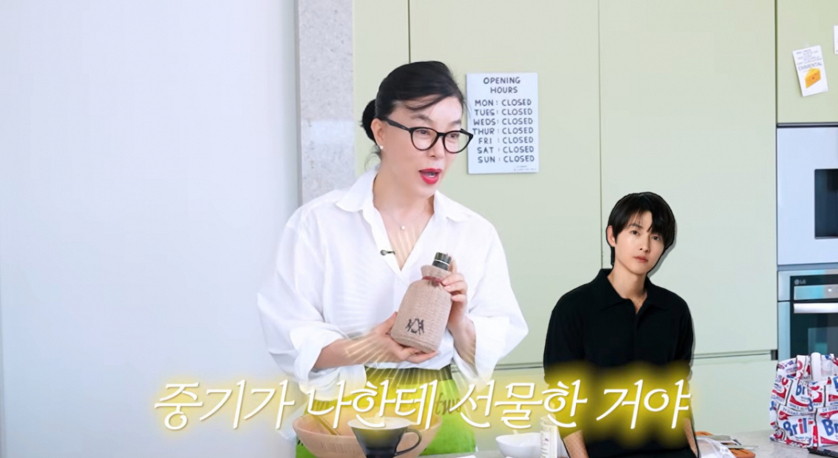 방송인 최화정이 배우 송중기 케이티 부부에게 받은 선물을 공개했다. /사진=유튜브 채널 '안녕하세요 최화정이에요' 영상