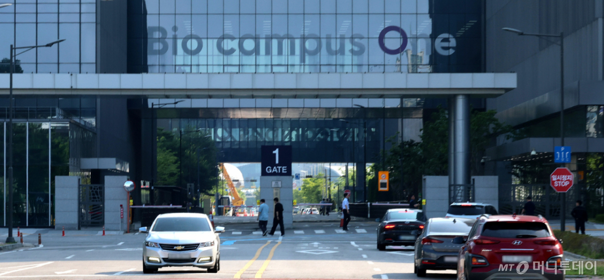 [Incheon=Yonhap News] Reporter Jeon Jin-hwan = On the morning of the 29th, employees commuting to the Samsung Biologics factory in Yeonsu-gu, Incheon are seen moving about. This comes after the Samsung Group Inter-Enterprise Labor Union's Samsung Biologics Coexistence Branch announced the previous day that it would withdraw from the inter-enterprise union following a vote by members approving a change in the union's organizational form, with withdrawal from the inter-enterprise union in mind. June 29, 2026. amin2@newsis.com /Photo=Jeon Jin-hwan