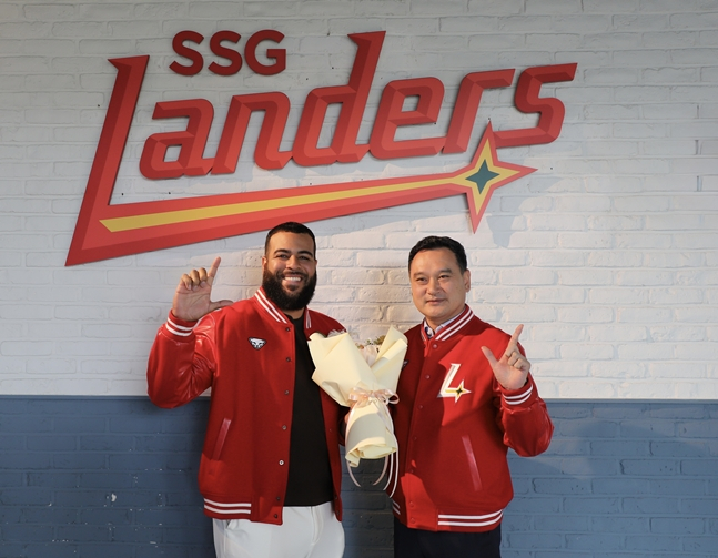 아빌라(왼쪽)와 김재섭 SSG 랜더스 대표이사. /사진=SSG 랜더스
