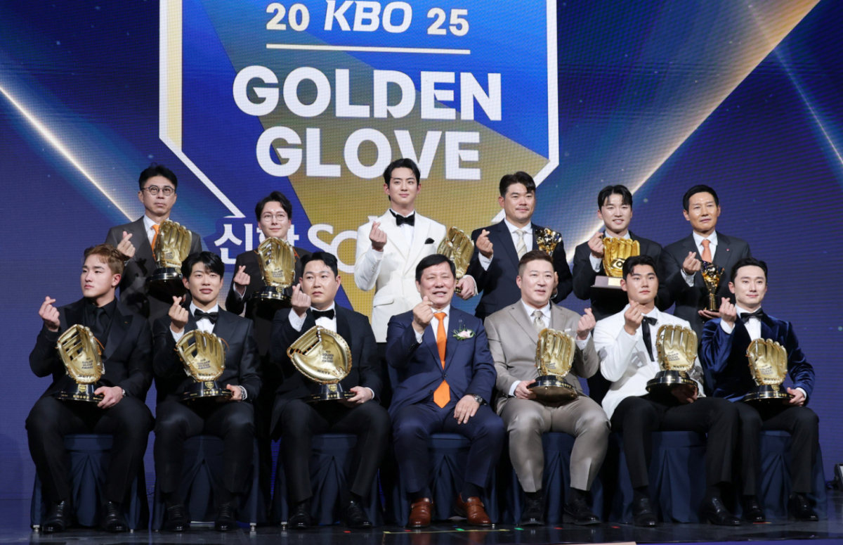 골든글러브 수상자와 페어플레이상 노경은, 감독상 염경엽 감독이 9일 잠실 롯데호텔 월드에서 열린 2025 신한은행 SOL 뱅크 KBO 골든글러브 시상식을 마친후 포토타임을 갖고 있다. 2025.12.09. /사진=강영조 cameratalks@