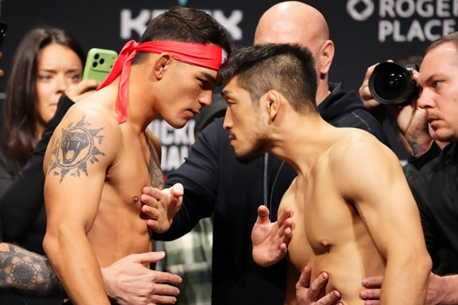 이마를 맞대는 유수영(오른쪽)과 코디 코반첵. /사진=UFC