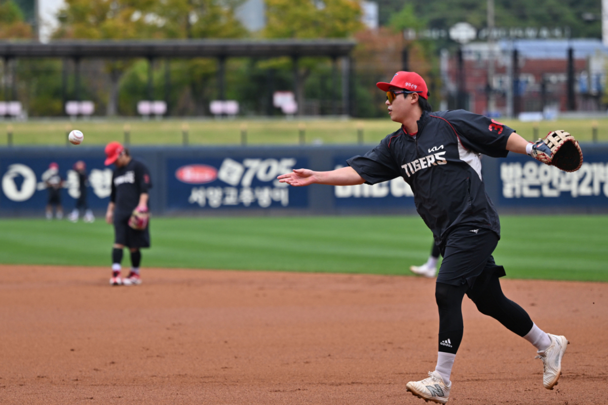 [전남광주=뉴시스] 이영주 기자 = 2026 KBO 포스트시즌 준플레이오프 1차전을 하루 앞둔 16일 오후 전남광주 북구 광주-기아챔피언스필드에서 KIA타이거즈 선수단이 공개 훈련에 참여하고 있다.  2026.10.16. leeyj2578@newsis.com /사진=이영주