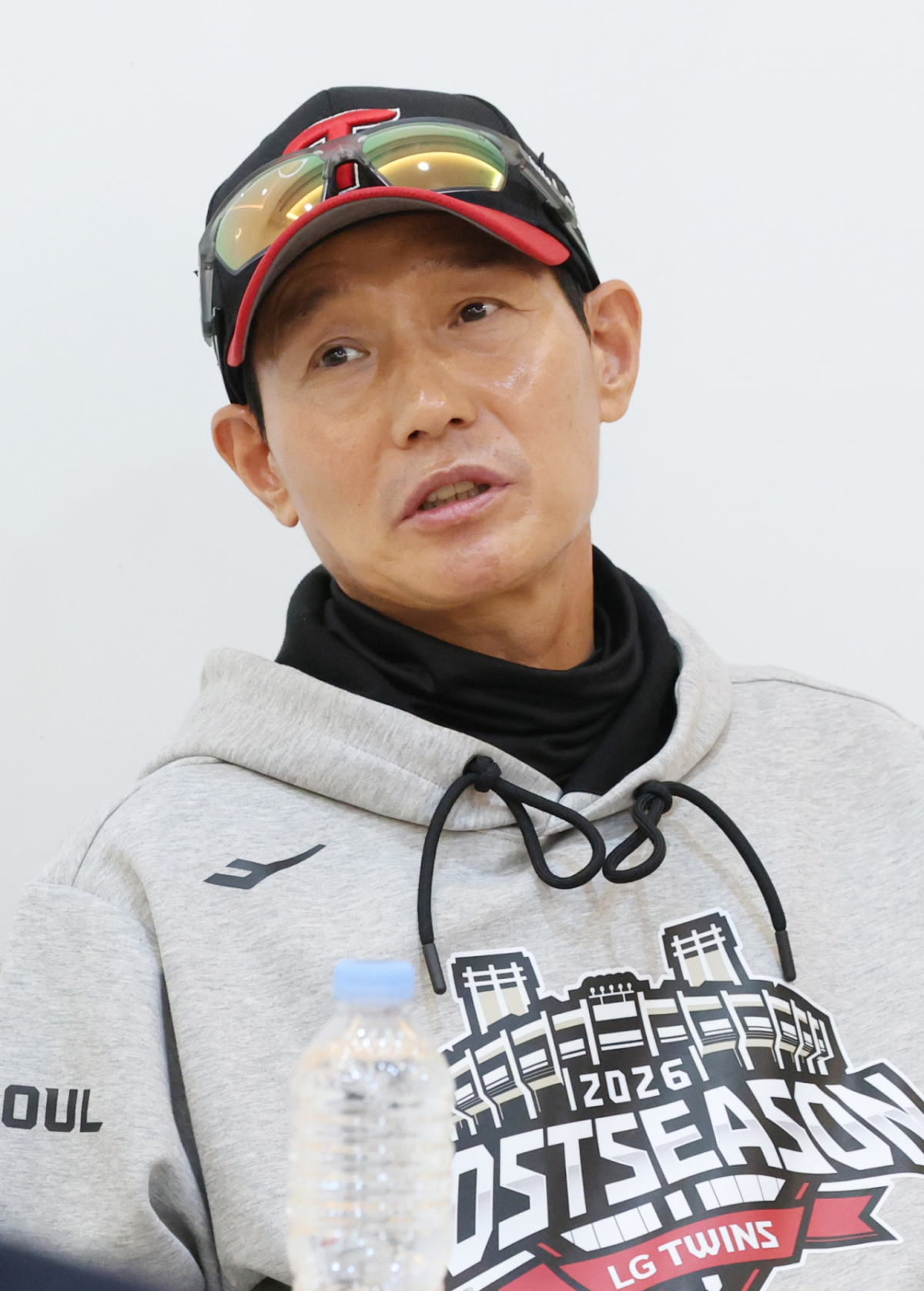 2026 신한 SOL KBO리그 와일드카드(WC) 결정전 LG 대 두산전이 14일 서울 잠실야구장에서 열렸다.  LG 염경엽 감독이 취재진의 질문에 답하고 있다. /사진=김진경 kim.jinkyung@