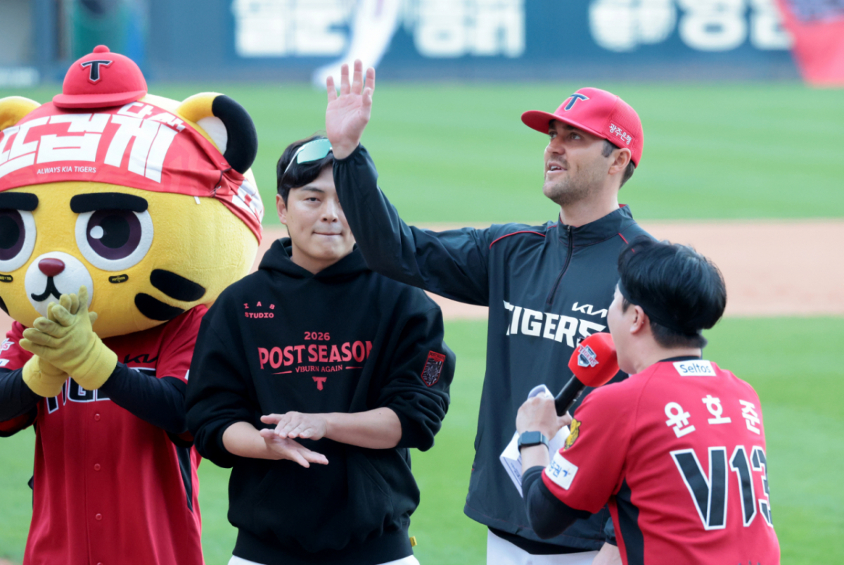 준PO1차전 MVP로 선정된 네일이 17일 광주 기아챔피언스필드에서 열린 2026 KBO리그 준플레이오프 KIA타이거즈와 LG트윈스 1차전을 마친 후 한용덕 경기감독관으로부터 데일리 MVP상을 수상하고 있다. 2026.10.17. /사진=강영조 cameratalks@