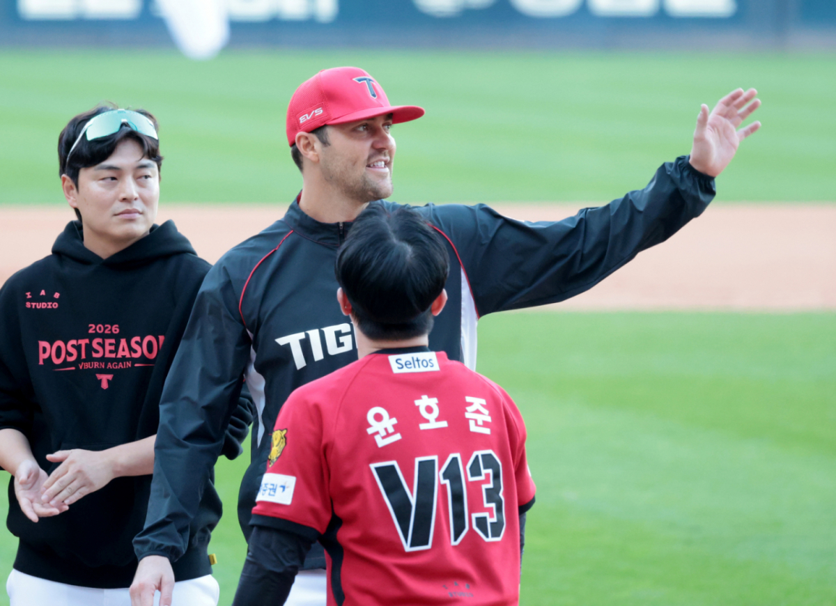 준PO1차전 MVP로 선정된 네일이 17일 광주 기아챔피언스필드에서 열린 2026 KBO리그 준플레이오프 KIA타이거즈와 LG트윈스 1차전을 마친 후 한용덕 경기감독관으로부터 데일리 MVP상을 수상하고 있다. 2026.10.17. /사진=강영조 cameratalks@