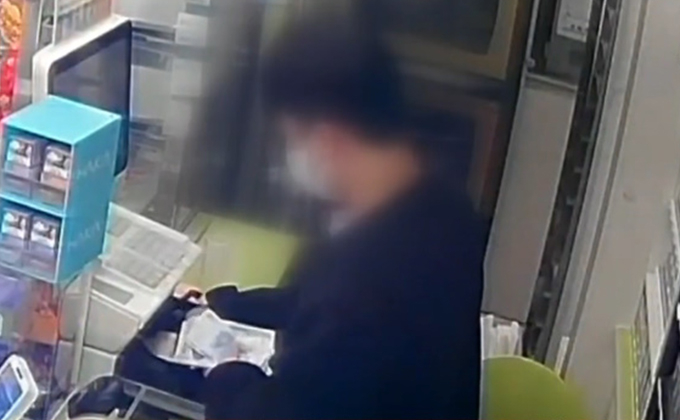 아르바이트생이 근무 첫날 돈통을 털고 도주했다는 울산의 한 편의점 사장의 사연이 전해졌다. 이 남성은 울산에서 범행하기 며칠 전인 지난 7일 부산의 한 편의점에서도 유사한 범행을 저지른 것으로 드러났다. 사진은 부산의 한 편의점에서 /사진=JTBC '사건반장' 방송 화면
