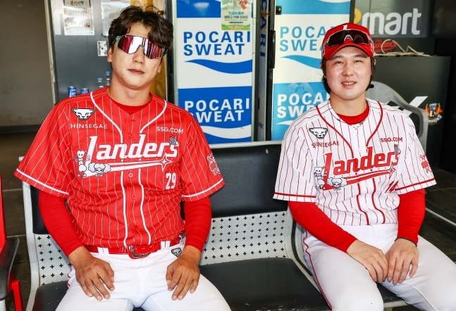 SSG 랜더스 최정(오른쪽)과 김광현이 17일 인천 SSG랜더스필드에서 팬들을 위한 이벤트 매치 '최광야구1429'를 앞두고 양 팀 감독으로서 취재진과 인터뷰를 하고 있다. /사진=SSG 랜더스 제공