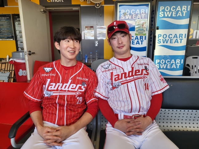 SSG 랜더스 박성한(왼쪽), 최지훈이 17일 인천 SSG랜더스필드에서 팬들을 위한 이벤트 매치 '최광야구1429'를 앞두고 취재진과 인터뷰를 하고 있다. /사진=안호근 기자