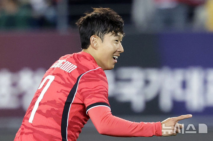 손흥민이 지난 6일 경기 용인미르스타디움에서 열린 한국 대 우즈베키스탄의 하나은행 초청 축구 국가대표팀 친선경기에서 선제골을 넣은 뒤 기뻐하고 있다.. /사진=뉴시스