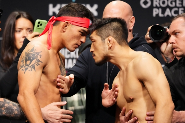 17일 UFC 파이트 나이트 밴텀급에서 맞붙는 유주상(오른족)과 코디 코반첵이 페이스 오프를 펼치고 있다. /사진=UFC 제공