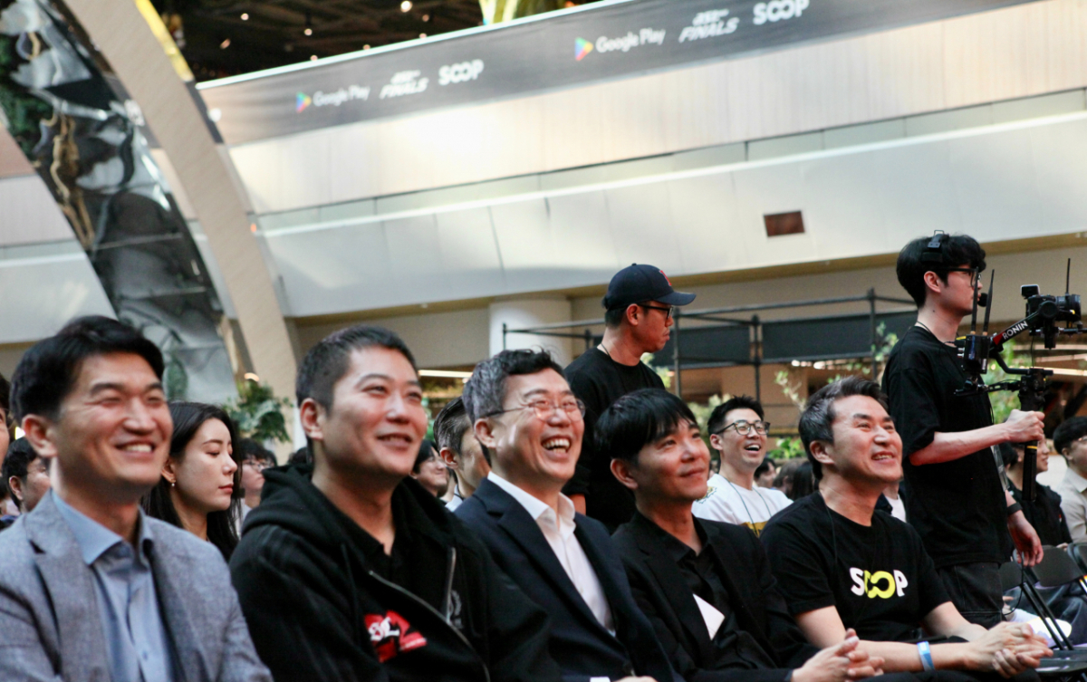 SOOP 경영진이 ASL 중계를 지켜보며 즐거워하고 있다. (왼쪽부터) 이병호 전무, 이민원 공동대표, 서수길 CVO, 이세돌 기사, 최영우 공동대표. 2026.10.17./사진=이정현 기자