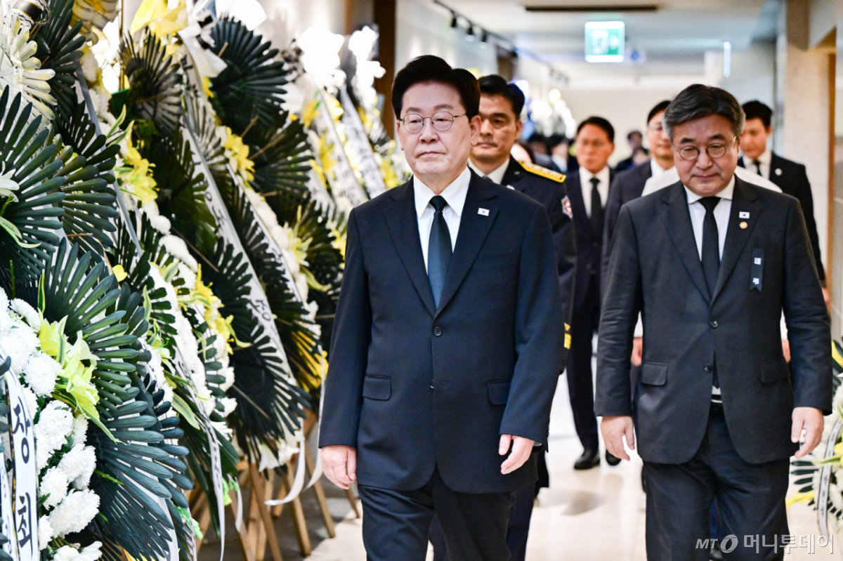 (부천=뉴스1) 허경 기자 = 이재명 대통령이 17일 부천 공장 화재 순직 소방대원을 조문하기 위해 경기 순천향대학교 부천병원 장례식장 빈소로 들어서고 있다. (청와대통신사진기자단) 2026.10.17/뉴스1 Copyright © 뉴스1. All rights reserved. 무단 전재 및 재배포, AI학습 이용 금지. /사진=(부천=뉴스1) 허경 기자