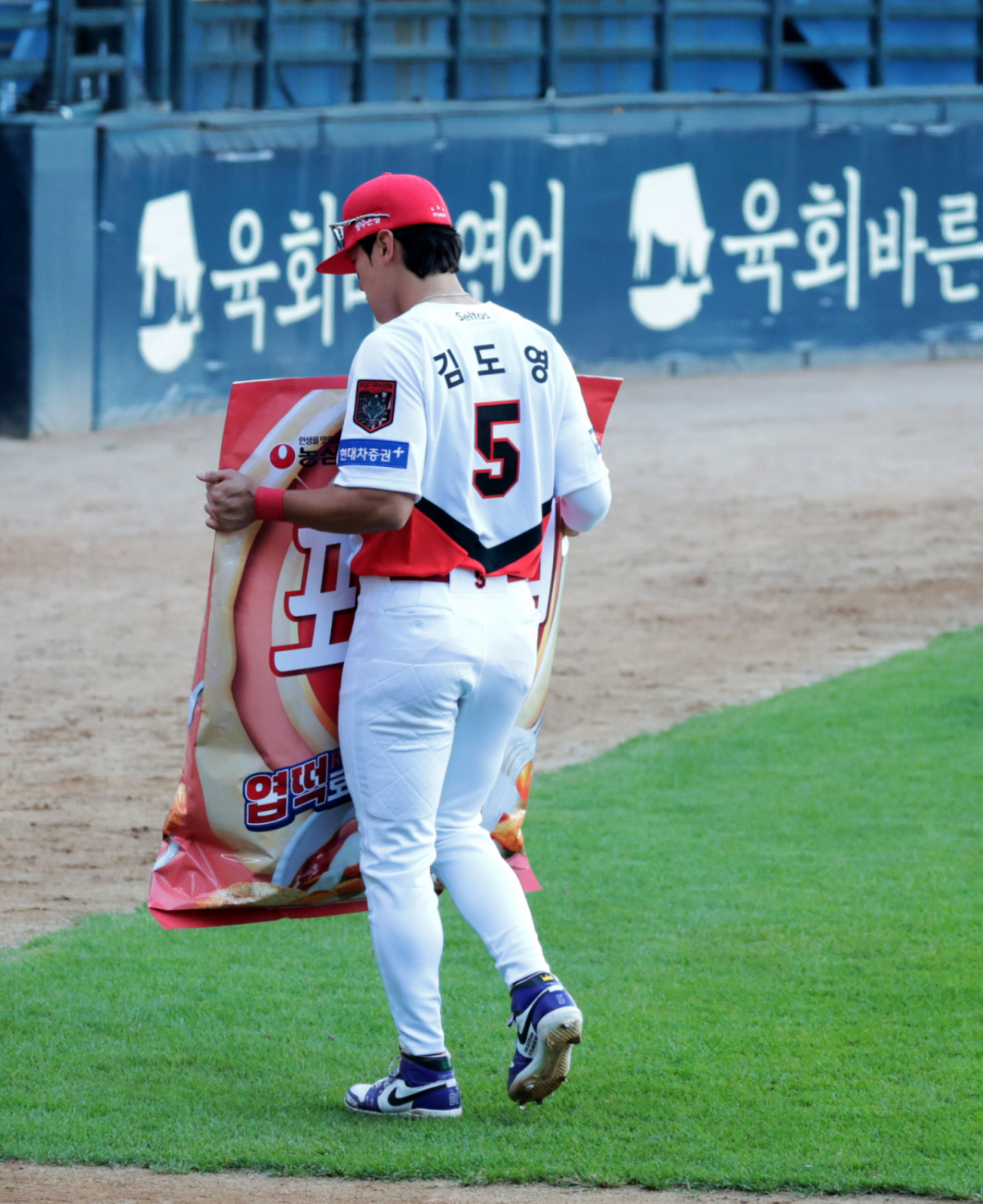 홈런두방을 터트리며 승리를 이끈 김도영이 17일 광주 기아챔피언스필드에서 열린 2026 KBO리그 준플레이오프 KIA타이거즈와 LG트윈스 1차전에서 승리한 후 타격감상을 수상하고 있다. 부상은 대형 포테이토칩이다. 2026.10.17. /사진=강영조 cameratalks@