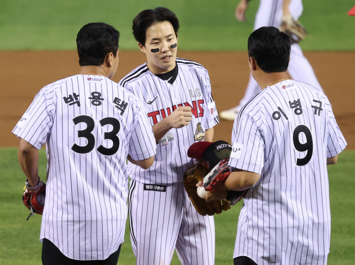 LG 트윈스가 7일 2026 신한 SOL KBO리그 잠실구장 홈 마지막 경기를 두산 베어스와 치렀다.   LG 트윈스 양구결번 레전드 박용택과 이병규가 경기 전 승리 기원 시구를 하기 위해 마윤드에 올라 선발 임찬규를 응원하고 있다. /사진=김진경 kim.jinkyung@