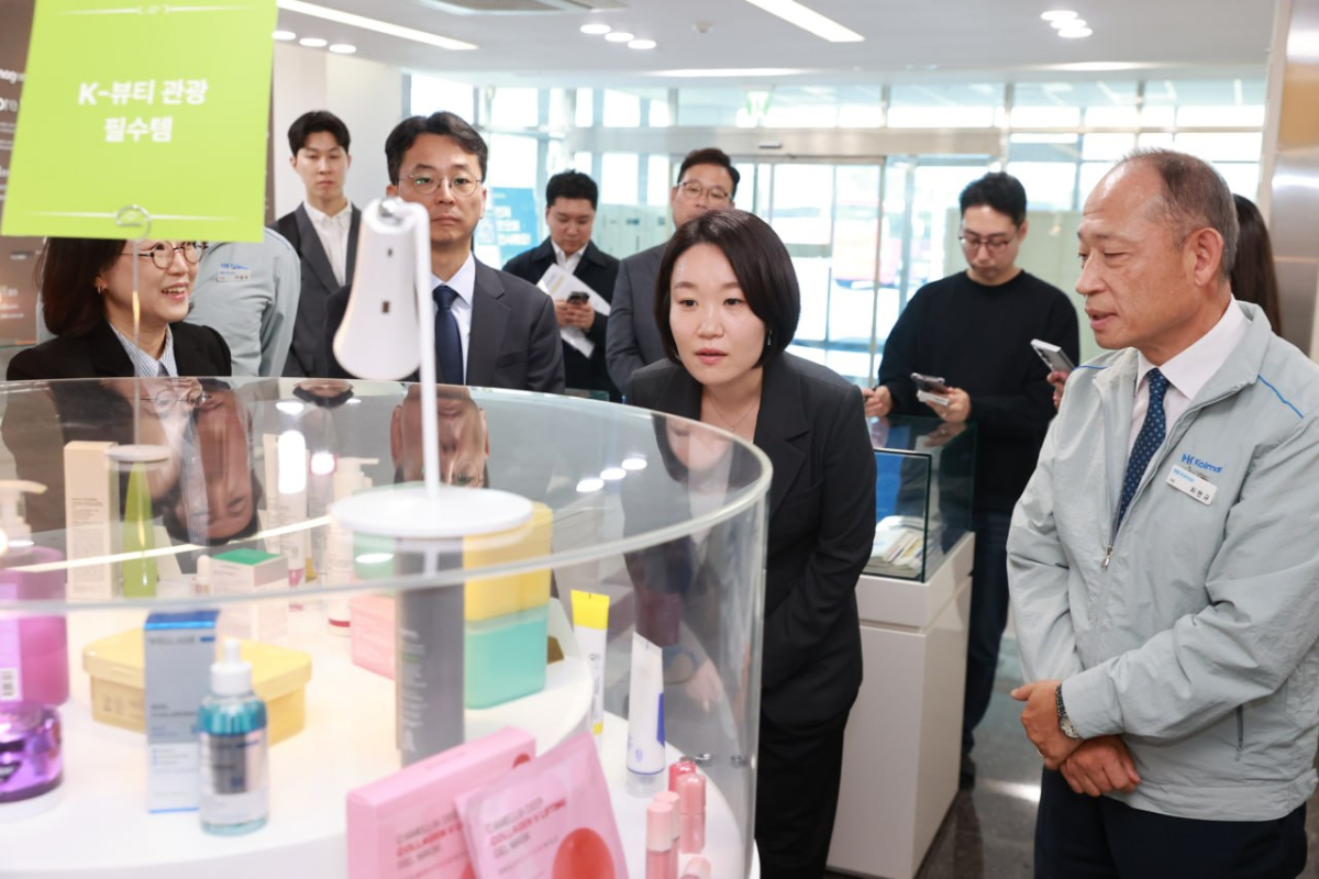 이소영 중소벤처기업부 장관이 16일 세종특별시 한국콜마(주) 세종 공장을 방문하여 전시 제품을 둘러보고 있다. /사진=중기부.