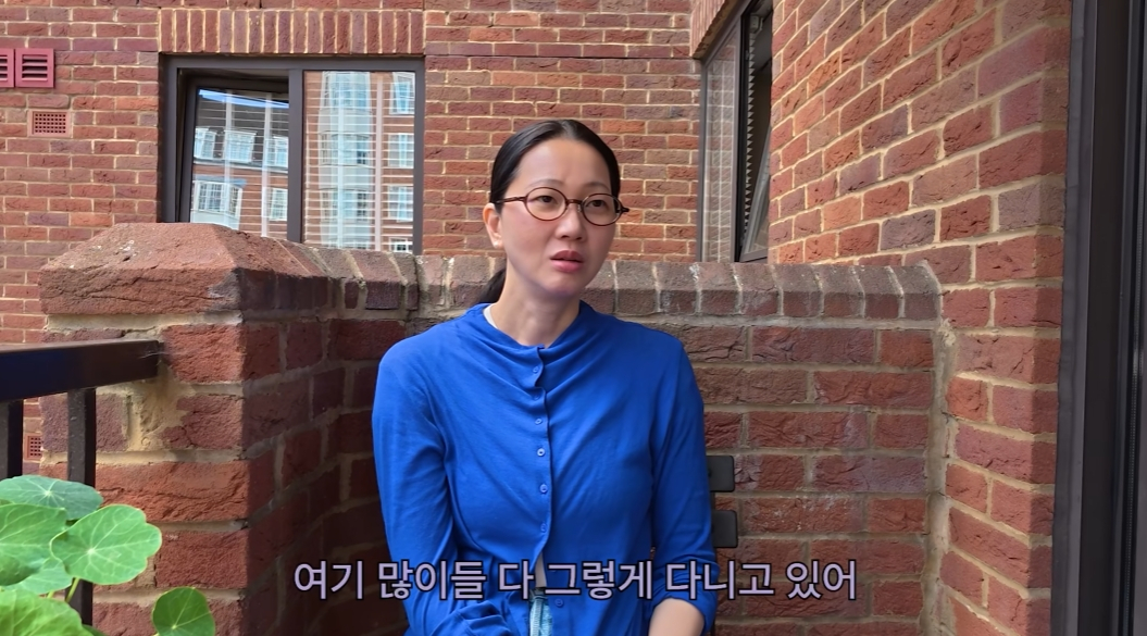 모델 겸 배우 장윤주가 남편의 학업을 위해 영국 런던으로 이주한 뒤 달라진 일상을 공개했다. 장윤주는 꾸준한 운동과 건강한 식습관은 물론, 브래지어를 착용하지 않는 등 새로운 패션에도 도전하고 있다고 했다. /사진=유튜브 채널 윤쥬르 YOONJOUR 장윤주 갈무리