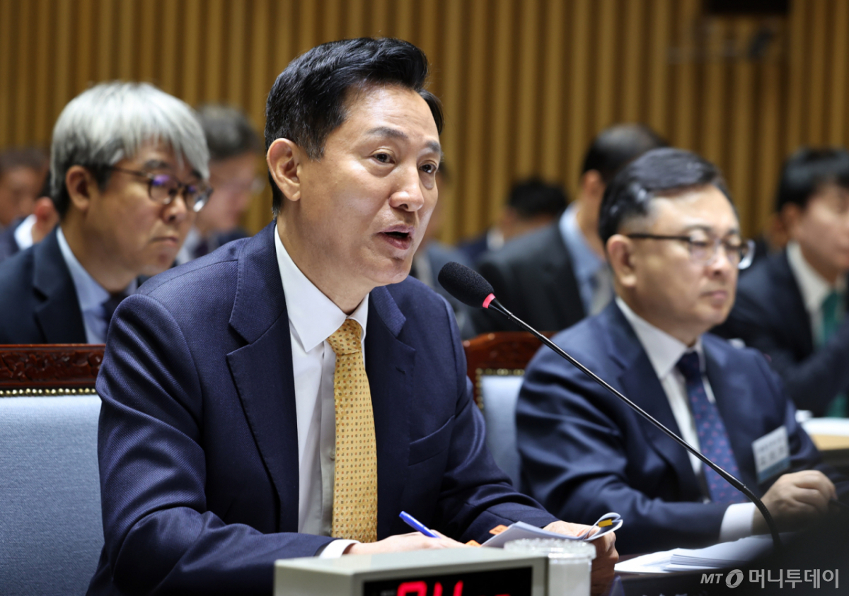 (서울=뉴스1) 구윤성 기자 = 오세훈 서울시장이 15일 서울시청에서 열린 국회 행정안전위원회의 서울시에 대한 국정감사에서 질의에 답변하고 있다. 2026.10.15/뉴스1 Copyright © 뉴스1. All rights reserved. 무단 전재 및 재배포, AI학습 이용 금지. /사진=(서울=뉴스1) 구윤성 기자