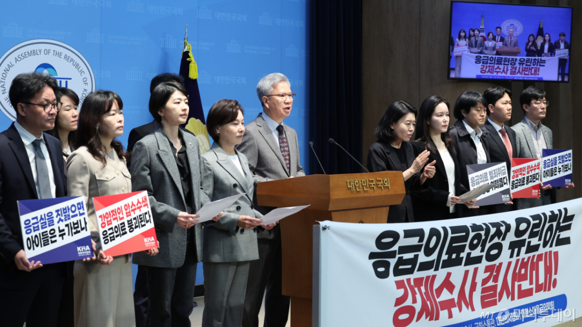 [서울=뉴시스] 최진석 기자 = 김택우 대한의사협회장이 15일 여의도 국회 소통관에서 소아응급센터 압수수색 관련 긴급 기자회견을 하고 있다. 2026.10.15. myjs@newsis.com /사진=뉴시스