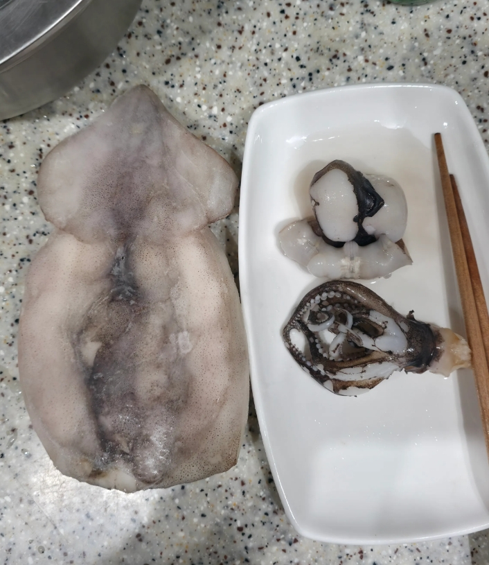온라인에서 구매한 냉동 오징어를 데쳤더니 크기가 4분의 1 수준으로 줄어들었다는 한 소비자 주장이 제기됐다. 사진은 냉동상태의 오징어(왼쪽)와 조리 후 작아진 오징어 모습. /사진=SNS 갈무