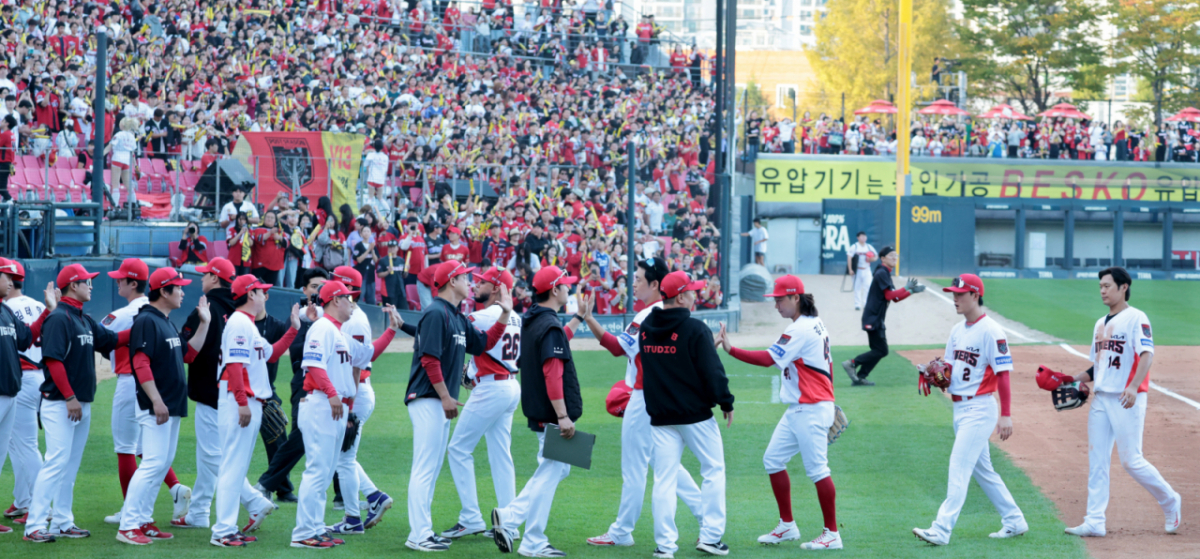 KIA 마무리투수 전상현과 선수들이 17일 광주 기아챔피언스필드에서 열린 2026 KBO리그 준플레이오프 KIA타이거즈와 LG트윈스 1차전 9회초 수비를 마무리한 후 가을야구 첫승을 자축하고 있다. 2026.10.17. /사진=강영조 cameratalks@