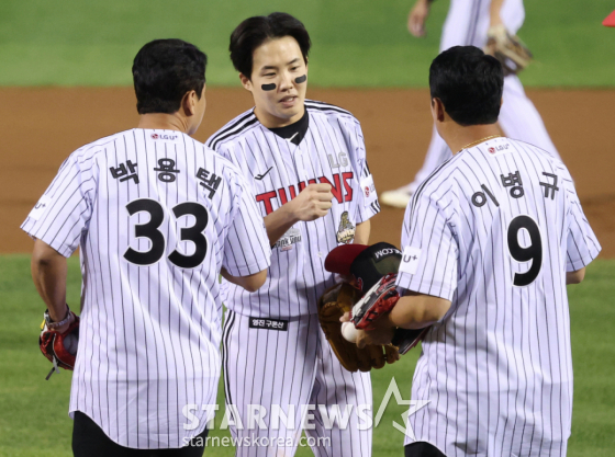 LG 트윈스가 7일 2026 신한 SOL KBO리그 잠실구장 홈 마지막 경기를 두산 베어스와 치렀다.   LG 트윈스 양구결번 레전드 박용택과 이병규가 경기 전 승리 기원 시구를 하기 위해 마윤드에 올라 선발 임찬규를 응원하고 있다. /사진=김진경 kim.jinkyung@