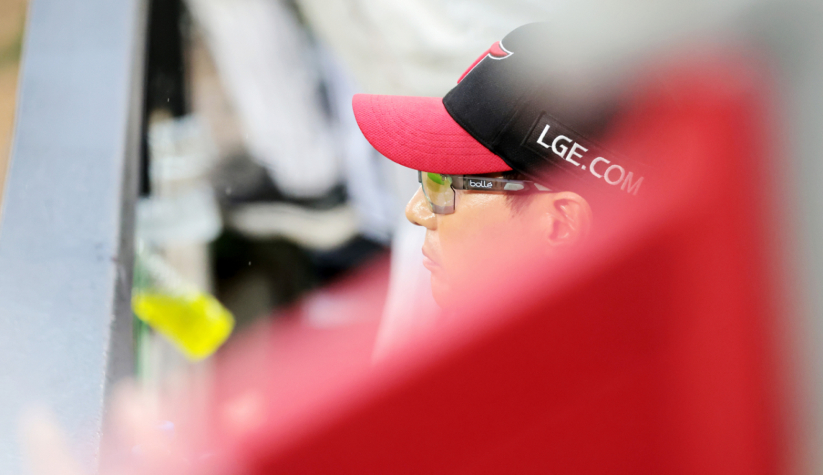 LG 염경엽 감독이 18일 광주 기아챔피언스필드에서 열린 2026 KBO리그 준플레이오프 KIA타이거즈와 LG트윈스 2차전 2-6으로 끌려가는 후반부 그라운드를 응시하고 있다. 2026.10.17. /사진=강영조 cameratalks@