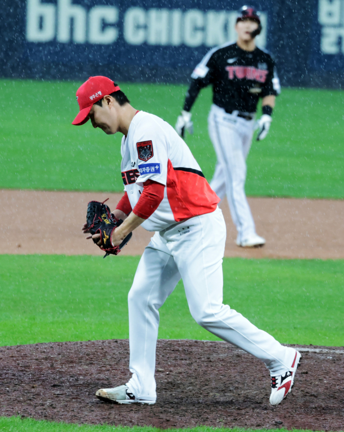 기아 마무리 전상현이 18일 광주 기아챔피언스필드에서 열린 2026 KBO리그 준플레이오프 KIA타이거즈와 LG트윈스 2차전 8회초 조상우에 이어 등판하고 있다. 2026.10.17. /사진=강영조 cameratalks@