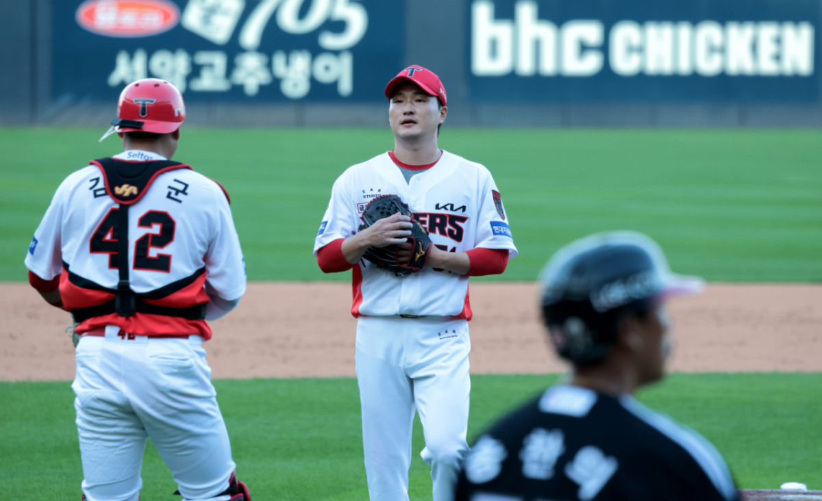 KIA 마무리투수 전상현과 선수들이 17일 광주 기아챔피언스필드에서 열린 2026 KBO리그 준플레이오프 KIA타이거즈와 LG트윈스 1차전 9회초 수비를 마무리한 후 가을야구 첫승을 자축하고 있다. 2026.10.17. /사진=강영조 cameratalks@