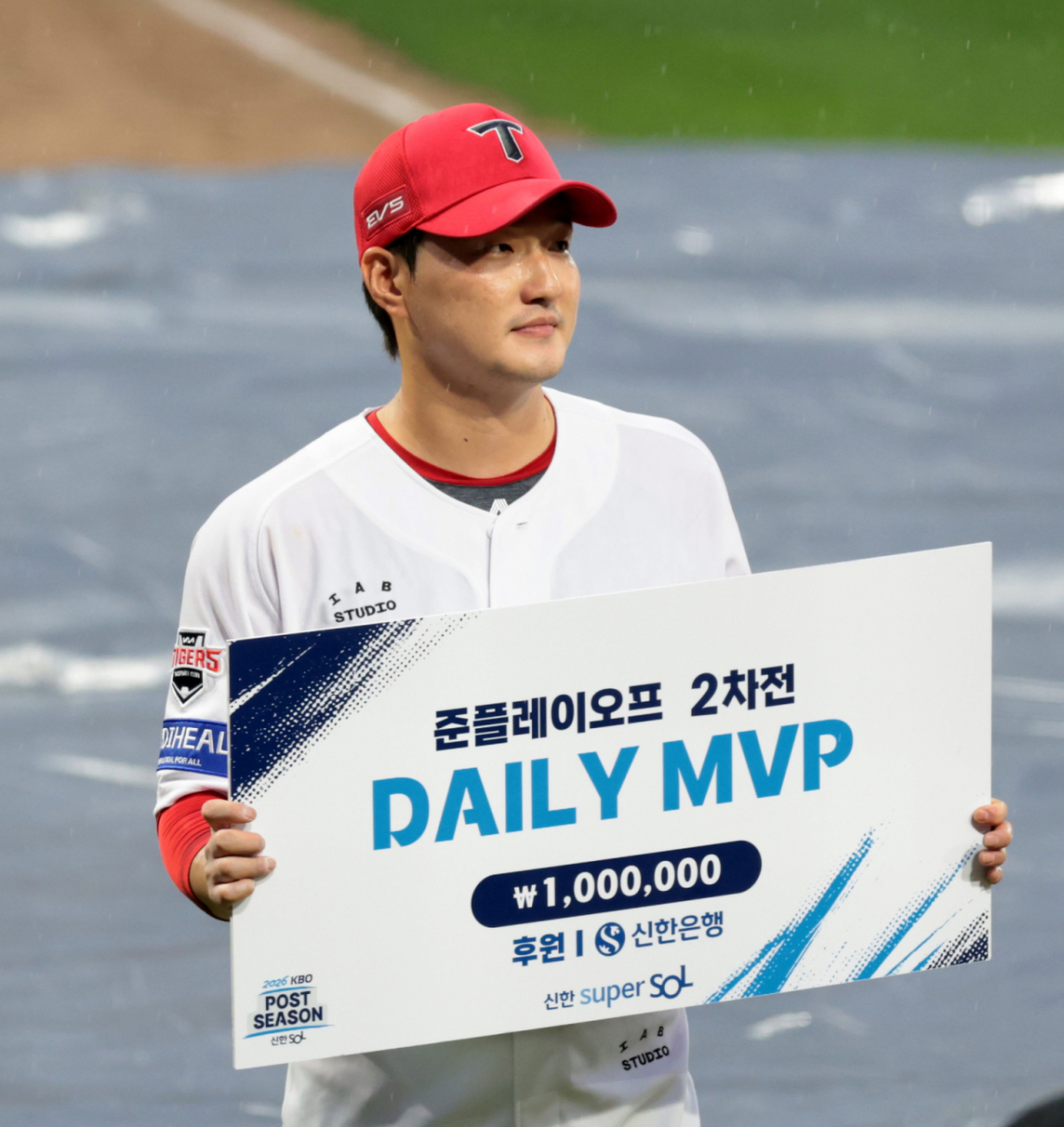 기아 마무리 전상현이 18일 광주 기아챔피언스필드에서 열린 2026 KBO리그 준플레이오프 KIA타이거즈와 LG트윈스 2차전 데일리MVP를 수상하고 있다. 2026.10.17. 기아 마무리 전상현이 18일 광주 기아챔피언스필드에서 열린 2026 KBO리그 준플레이오프 KIA타이거즈와 LG트윈스 2차전 8회초 조상우에 이어 등판하고 있다. 2026.10.17. /사진=강영조 cameratalks@