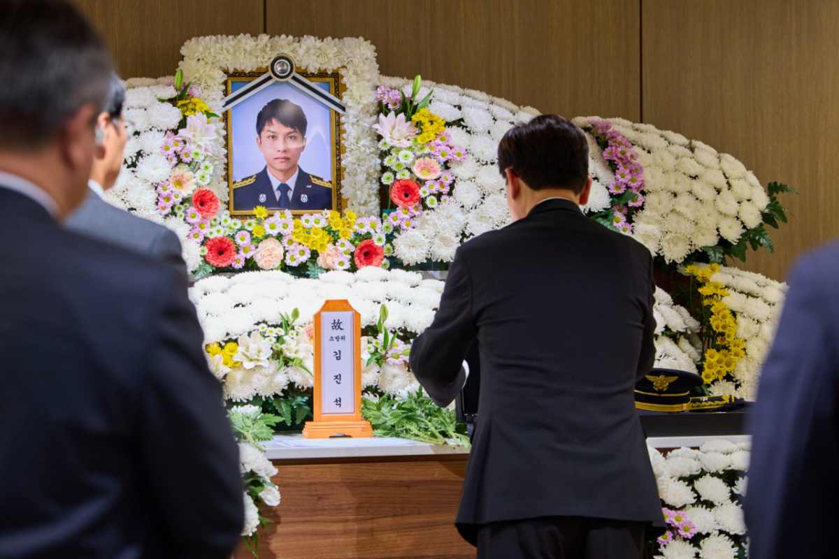 이재명 대통령이 17일 경기도 부천 공장 화재 현장에서 순직한 고 김진석 소방위의 빈소를 찾아 조문하고 있다. /사진=청와대 제공